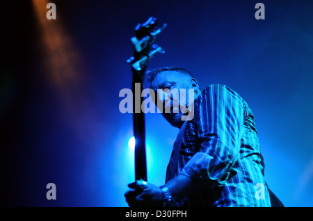 BARCELONA, Spanien - Okt 10: Peter Hook (Joy Division) führt auf Apolo am 10. Oktober 2010 in Barcelona, Spanien. Stockfoto