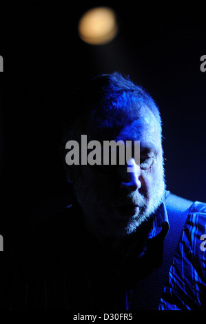 BARCELONA, Spanien - Okt 10: Peter Hook (Joy Division) führt auf Apolo am 10. Oktober 2010 in Barcelona, Spanien. Stockfoto