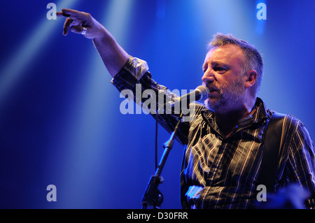 BARCELONA, Spanien - Okt 10: Peter Hook (Joy Division) führt auf Apolo am 10. Oktober 2010 in Barcelona, Spanien. Stockfoto