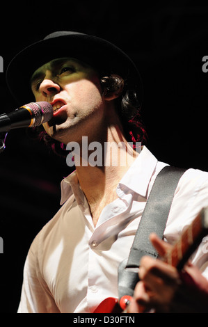 BARCELONA, Spanien - Okt 15: Paul Smith (Maximo Park) führt auf Faktoria d'Arts am 15. Oktober 2010 in Barcelona, Spanien. Stockfoto