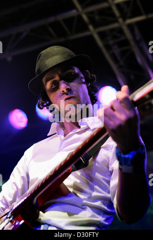 BARCELONA, Spanien - Okt 15: Paul Smith (Maximo Park) führt auf Faktoria d'Arts am 15. Oktober 2010 in Barcelona, Spanien. Stockfoto