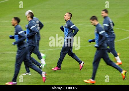 Paris, Frankreich. 5. Februar 2013. Frankreichs Frank Ribery (C) beteiligt sich an französischen Fußball Team Praxis im Stade de France in Paris, Frankreich, 5. Februar 2013. Deutsch spielt Frankreich am 6. Februar 2013. Foto: ANDREAS GEBERT/Dpa/Alamy Live-Nachrichten Stockfoto