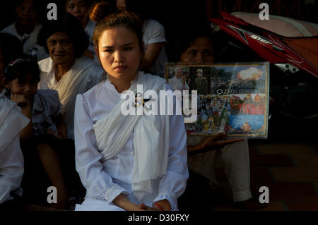 Phnom Penh, Kambodscha. 4. Februar 2013. Portrait einer jungen Frau, die Trauer der Roten Khmer, Kambodschaner trauern um den Verlust von König Norodom Sihanouk in Phnom Penh, Kambodscha, Credit: Kraig Lieb/Alamy leben Nachrichten Stockfoto