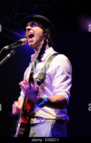 BARCELONA, Spanien - Okt 15: Paul Smith (Maximo Park) führt auf Faktoria d'Arts am 15. Oktober 2010 in Barcelona, Spanien. Stockfoto