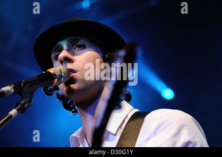 BARCELONA, Spanien - Okt 15: Paul Smith (Maximo Park) führt auf Faktoria d'Arts am 15. Oktober 2010 in Barcelona, Spanien. Stockfoto