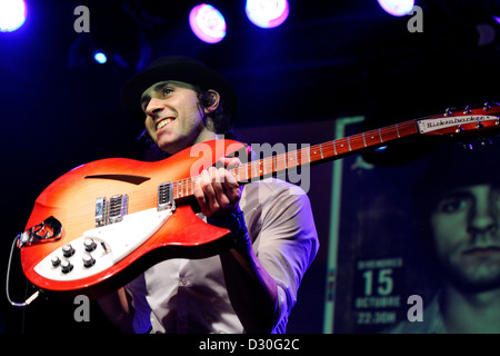 BARCELONA, Spanien - Okt 15: Paul Smith (Maximo Park) führt auf Faktoria d'Arts am 15. Oktober 2010 in Barcelona, Spanien. Stockfoto