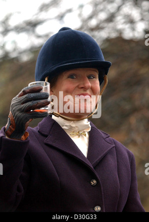 Cheers...EIN Boxtag Toast von einer Jägerin, bevor die Albrighton Hunt von Newport 2002 aufbricht.Jagd Frau Füchsjagd Treffen Treffen Trinken Toasting glücklich weibliche Jagden Großbritannien Großbritannien England Stockfoto