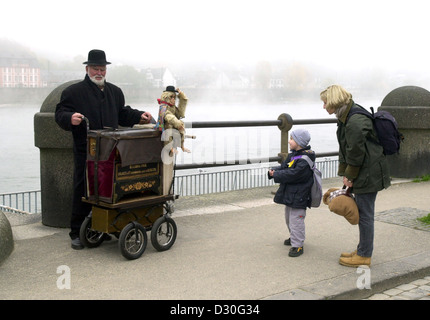 Straßenorgel oder Fassorgelanimateurin am Deutschen Eck in Koblenz Deutschland Musik Mann und Kind. Deutsche Entertainer Unterhaltung Straßen Mann alte Kinder europa european Deutschland Stockfoto