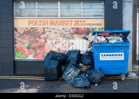 Müll stapelten sich vor einem polnischen Geschäft Newmarket Road Cambridge UK Stockfoto