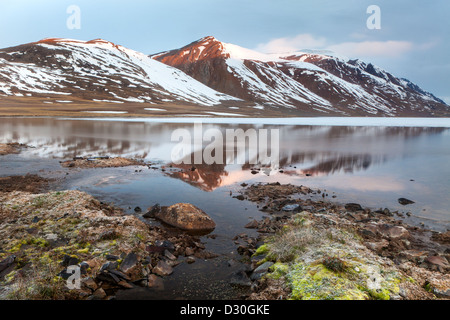 Blick auf Berge, Nachdenken über einem See Stockfoto