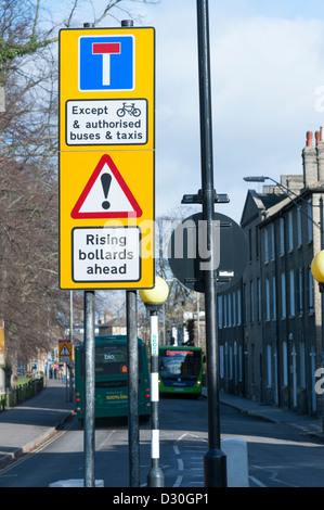 Warnzeichen für die steigenden Poller Traffic Control bei Emmanuel Straße Cambridge UK Stockfoto