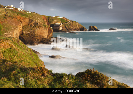 Lizard Lighthouse und alte Rettungsstation eingefangen von Lizard Point eine lange Belichtungszeit Stockfoto