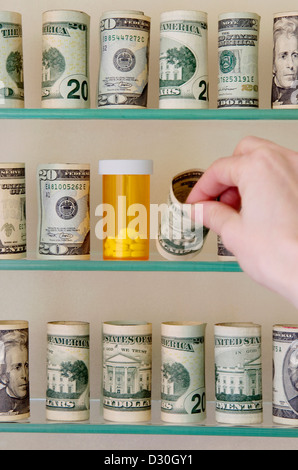 Eine Person in einer Hausapotheke, zwanzig Dollarschein zu nehmen. Stockfoto