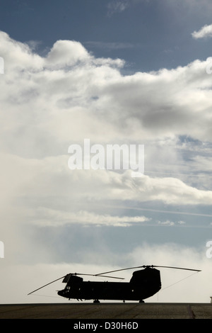 Silhouette der Militärhubschrauber Transportfahrzeuge Stockfoto