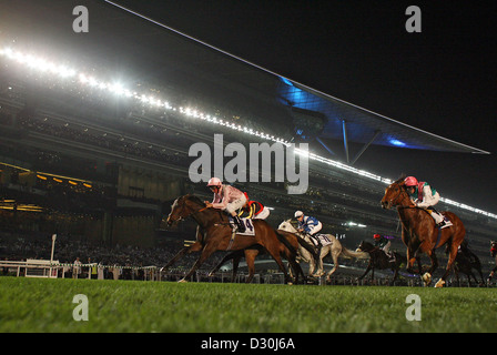 Dubai, Vereinigte Arabische Emirate, Pferde und jockeys auf der Rennbahn Meydan Stockfoto