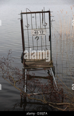 Warener, Deutschland, Betreten verboten, baufälligen Pier im Wasser Stockfoto