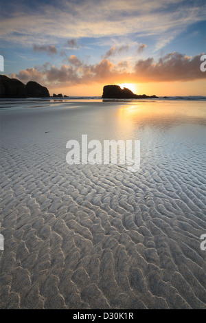 Sand Muster an Perranporth Strand in Cornwall, erfasst bei Sonnenuntergang Stockfoto