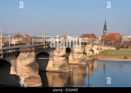 Augustus-Brücke mit Unrecognezed Fußgänger in Dresden, Deutschland. Stockfoto