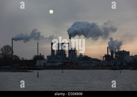 Wismar, Deutschland, Rauchende Schlote der industriellen Anlage Klausner Nordic Timber Stockfoto