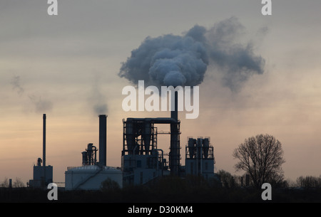 Wismar, Deutschland, Rauchende Schlote der industriellen Anlage Klausner Nordic Timber Stockfoto