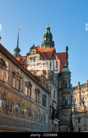 Dresdner Schloss und Fuerstenzug (Fürstenzug) - riesige Wandgemälde in Dresden, Deutschland Stockfoto