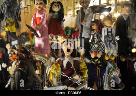 Marionetten hängen im Fenster eines Ladens in Prag, Tschechische Republik Stockfoto
