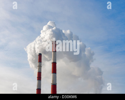 Zwei schmutzige rote und weiße Rauchen Schornsteine Verschmutzung der Luft Stockfoto