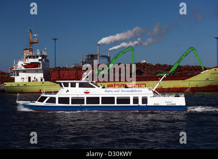 Wismar, Deutschland, Vergnügen Boot und Cargo-Schiff im Hafen Stockfoto