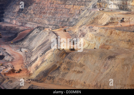 Riesige Lastwagen in der größten kanadischen öffnen Grube Eisenerzmine in Fort Wright neben Fermont Caniapiscau Nordosten Quebec Kanada Stockfoto