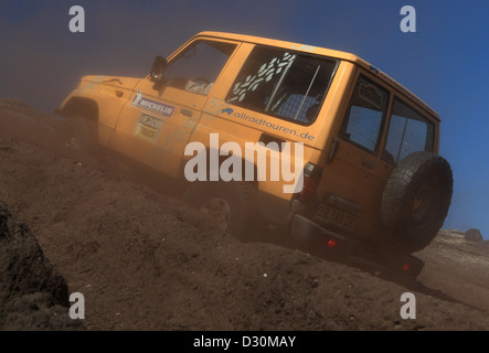 Senftenberg, Deutschland, Geländewagen geht einen Hügel hinauf Stockfoto