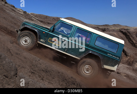 Senftenberg, Deutschland, Geländewagen geht einen Hügel hinauf Stockfoto