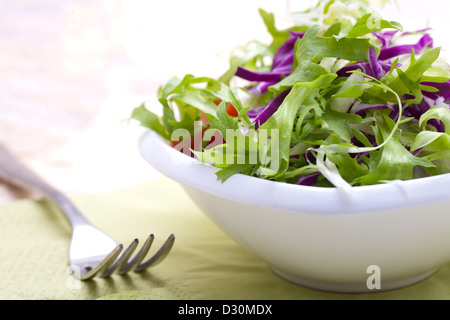 Salatblätter mit frischem Salat, Tomate Stockfoto