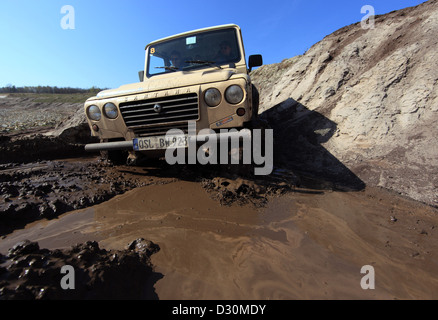 Senftenberg, Deutschland, Gelände Fahrzeug Fahrt durch eine Pfütze Stockfoto