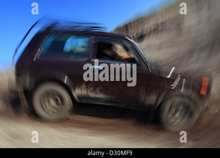 Senftenberg, Deutschland, Geländewagen fahren einen Abhang hinunter Stockfoto