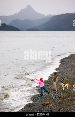 Fischer, off junges Paar mit Hund, gegossen in die Kachemak Bay, die Homer Spit, Homer, Alaska, USA Stockfoto