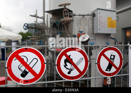 Berlin, Deutschland, mobile Zeichen, offene Flammen und Rauchen Stockfoto