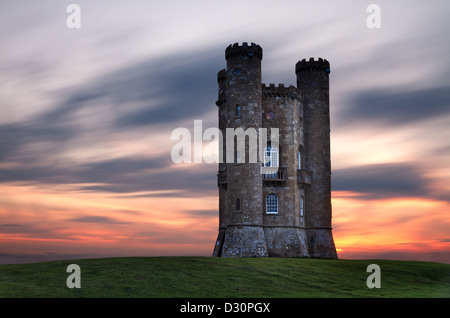 Broadway Tower in der Abenddämmerung, Cotswolds, UK Stockfoto