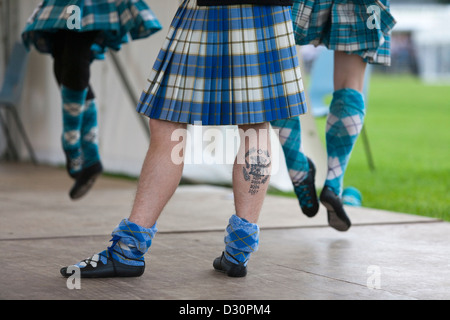 Tänzer, die Vorbereitung für das Highland Dancing Meisterschaft Finale beim Cowal Highland Gathering in Dunoon, Schottland. Stockfoto