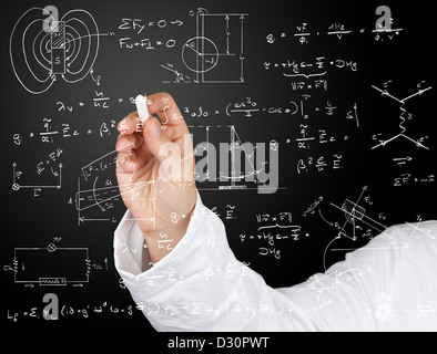 Forscher schreiben Physik, Diagramme und Formeln mit Kreide auf die Tafel Stockfoto