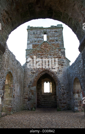 Knowlton, heute eine Ruine, wurde erbaut in normannischer Zeit, mitten im Zentrum eines Heiligen jungsteinzeitliche kreisförmige Erdarbeiten oder "Henge". Dorset, England, Vereinigtes Königreich. Stockfoto