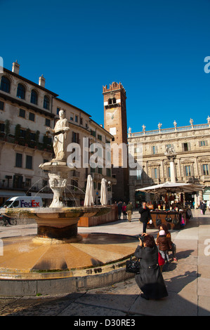 Madonna Verone Brunnen (1386) Piazza Delle Erbe square zentrale Verona Stadt Veneto Region Nord Italien Europa Stockfoto