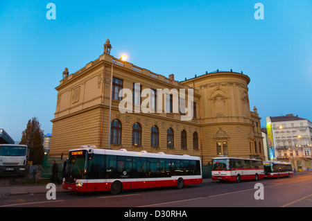 Öffentlichen Verkehrsmitteln Busse hinter Museum Prag Florenc zentrale Prag Tschechische Republik Europa Stockfoto