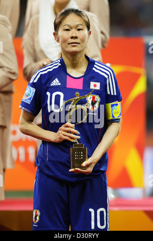 Japan-Team-Kapitän Homare Sawa hält die FIFA Fair Play Trophy nach Japan vergeben, nachdem Japan die USA bei der WM Finale besiegt. Stockfoto