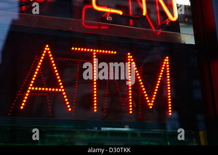 rote led atm Zeichen in das Schaufenster eines Ladens Vancouver BC Kanada Stockfoto