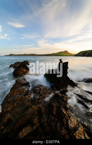 Pembrokeshire Küste in der Nähe von St Davids Kopf in der Morgendämmerung von Porthsele Strand am Pencarnan mit Carn Llidi in der Ferne gesehen. Stockfoto