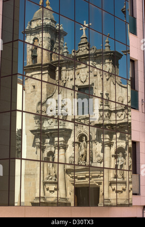 REFLEXION DER KIRCHE PARROQUIA DE SAN JORGE IN GLASFENSTER DES MODERNEN GEBÄUDES LA CORUNA GALIZIEN SPANIEN Stockfoto