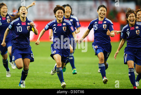 FRANKFURT, DEUTSCHLAND - 17. JULI: Japanische Mannschaftsspieler feiern nach dem Sieg über die USA im Finale der FIFA Frauen-Weltmeisterschaft am 17. Juli 2011 in Frankfurt. Nur redaktionelle Verwendung. Kommerzielle Nutzung verboten. (Foto: Jonathan Paul Larsen / Diadem Images) Stockfoto