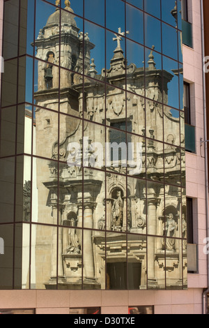 REFLEXION DER KIRCHE PARROQUIA DE SAN JORGE IN GLASFENSTER DES MODERNEN GEBÄUDES LA CORUNA GALIZIEN SPANIEN Stockfoto