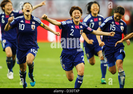 FRANKFURT, DEUTSCHLAND - 17. JULI: Japanische Mannschaftsspieler feiern nach dem Sieg über die USA im Finale der FIFA Frauen-Weltmeisterschaft am 17. Juli 2011 in Frankfurt. Nur redaktionelle Verwendung. Kommerzielle Nutzung verboten. (Foto: Jonathan Paul Larsen / Diadem Images) Stockfoto