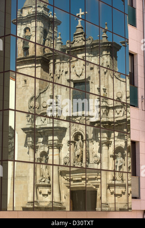 REFLEXION DER KIRCHE PARROQUIA DE SAN JORGE IN GLASFENSTER DES MODERNEN GEBÄUDES LA CORUNA GALIZIEN SPANIEN Stockfoto